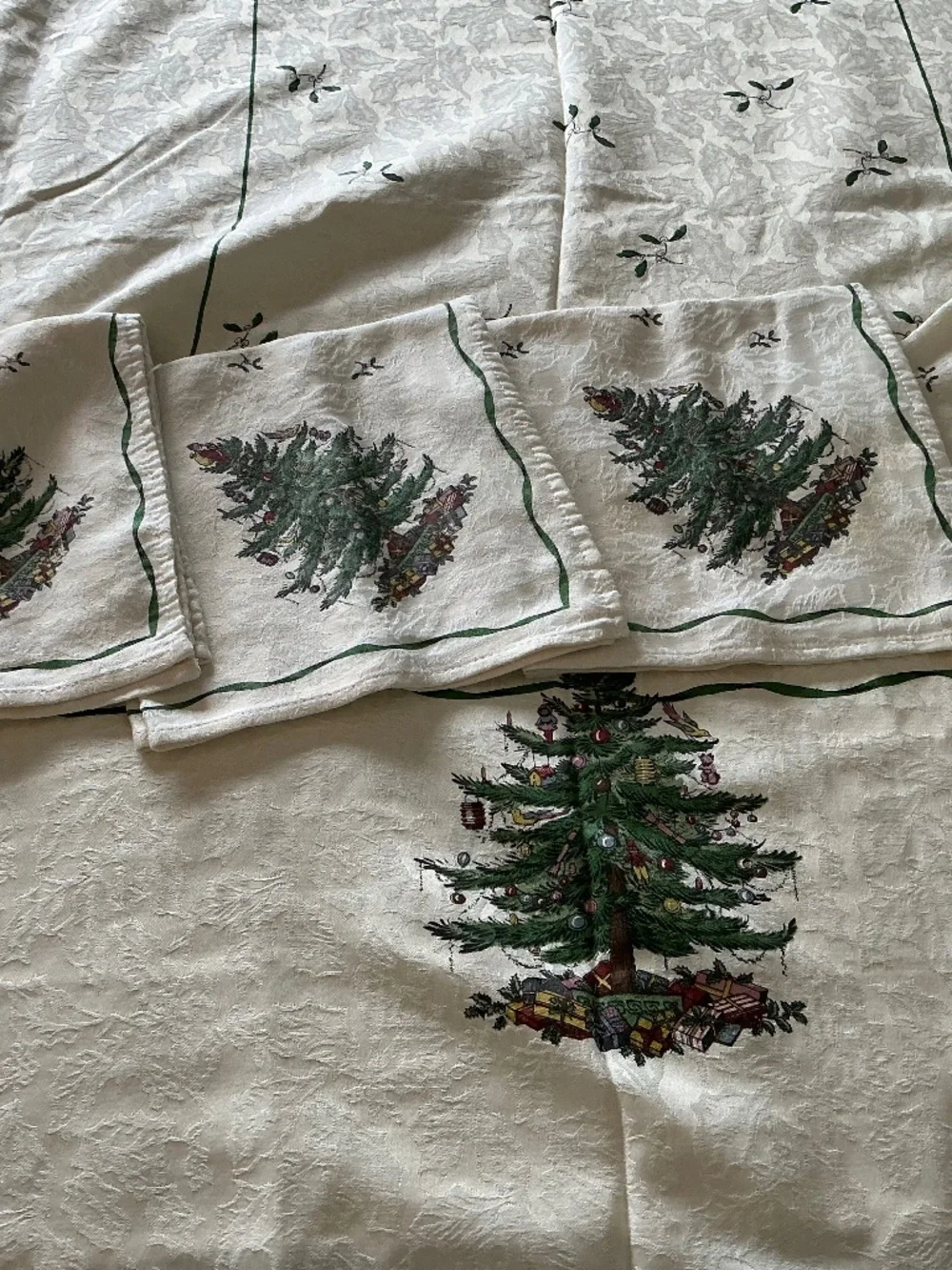 Spode Christmas Tree Tablecloth and 4 Table Napkins